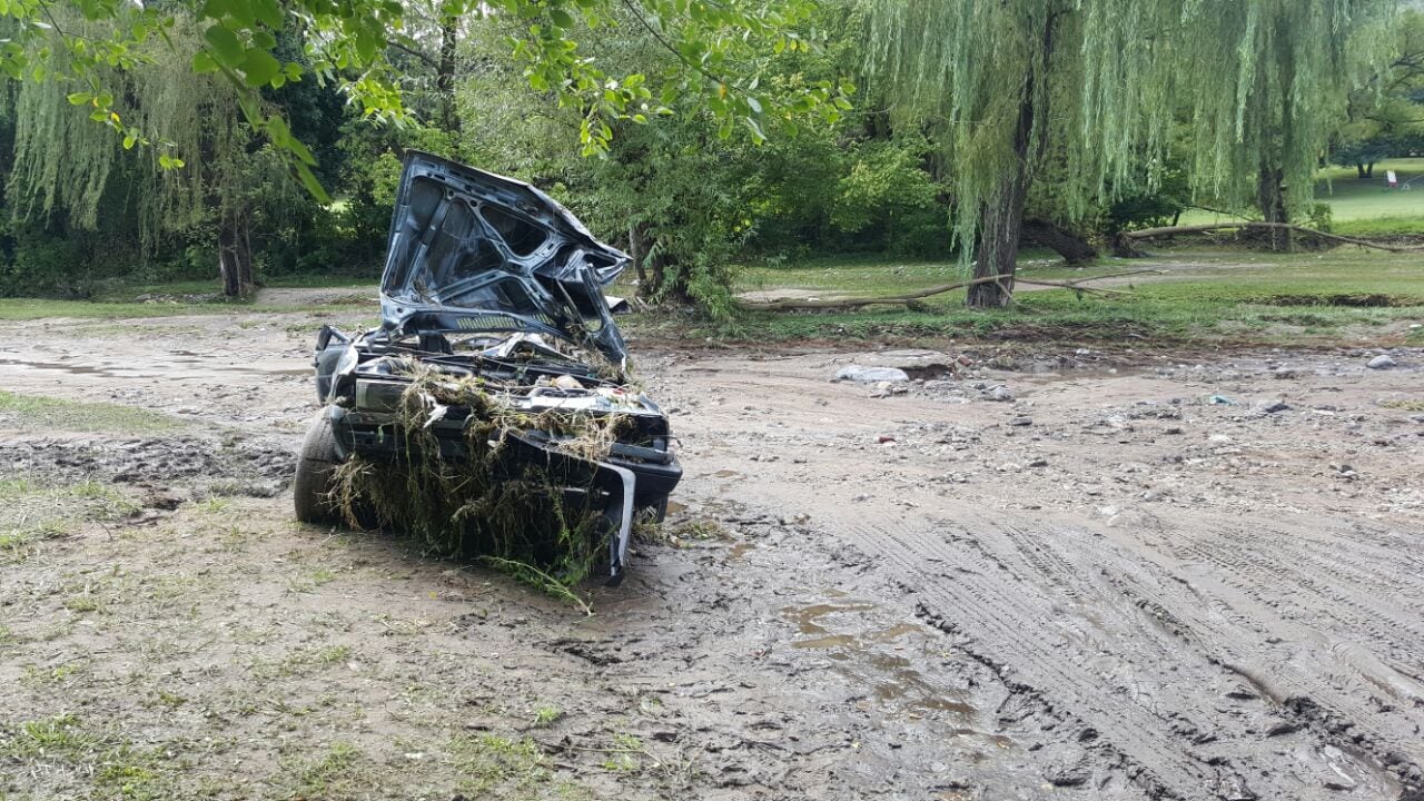 El agua arrastró autos y provocó daños en Villa General Belgrano. Foto: Sebastián Pffafen.