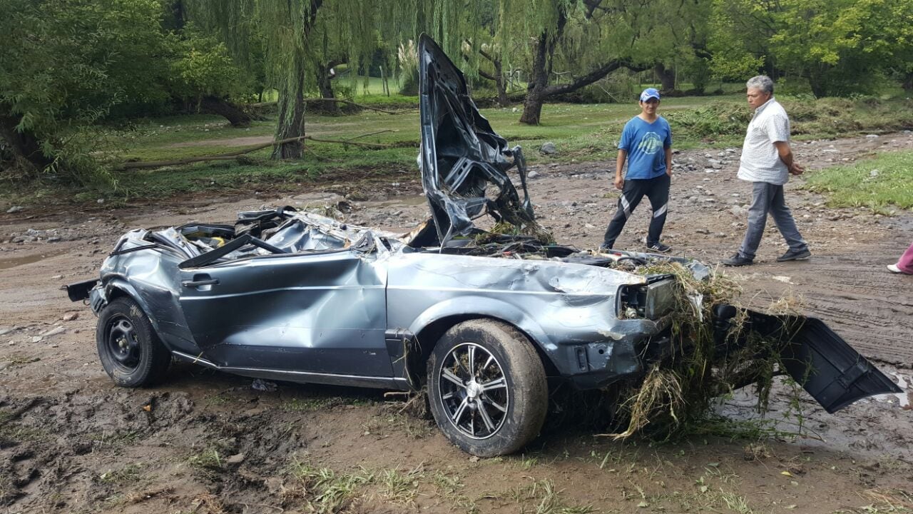 El agua arrastró autos y provocó daños en Villa General Belgrano. Foto: Sebastián Pffafen.