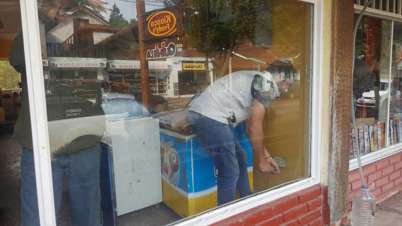 El agua arrastró autos y provocó daños en Villa General Belgrano. Foto: Sebastián Pffafen.