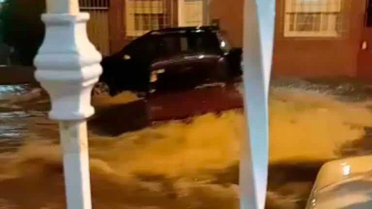El agua arrastró un auto en Córdoba.