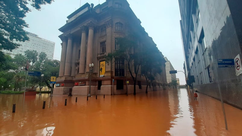 El agua bloqueo las calles del centro de Porto Alegre.