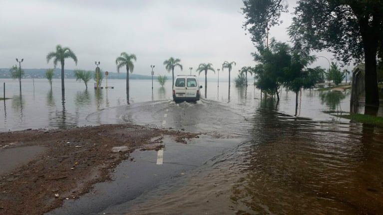 El agua del dique San Roque inundó la avenida costanera en Carlos Paz.