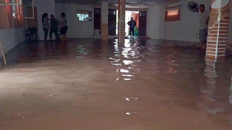 El agua ingresó en varios domicilios de Villa de Soto.