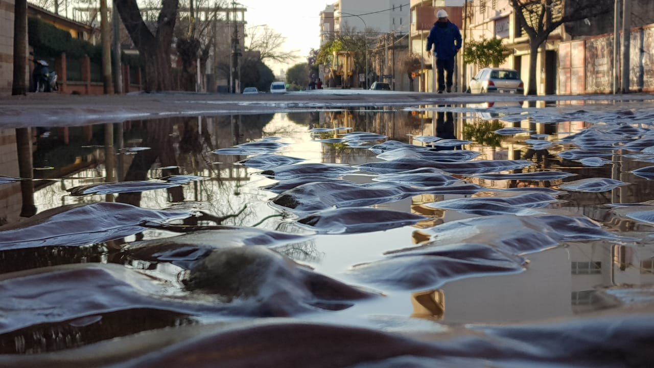 El agua inundó las calles y escurrió pasadas las 9.