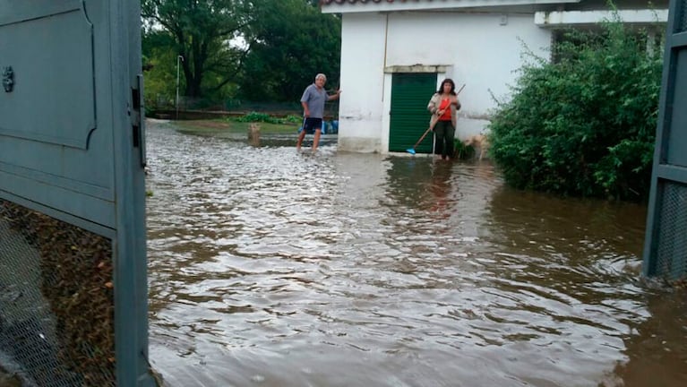 El agua inundó viviendas en Mi Valle Golf y la gente tuvo que autoevacuarse.