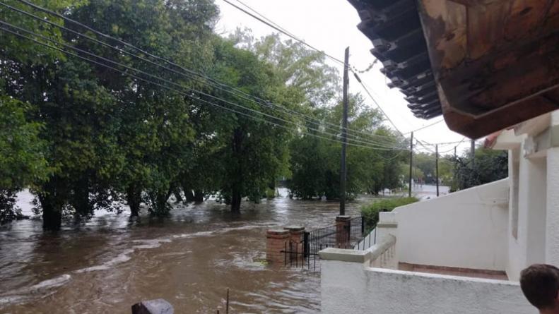 El agua llegó a las casas en Alpa Corral.