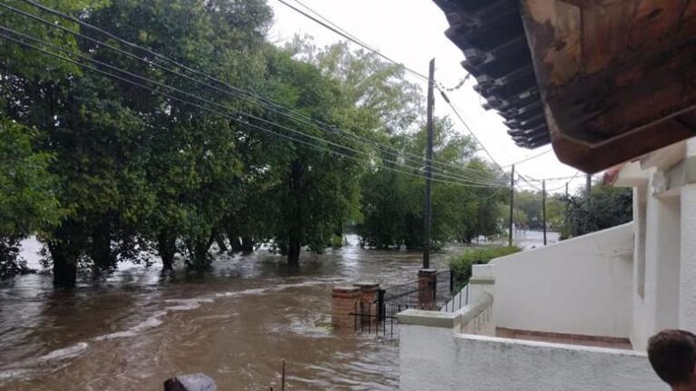 El agua llegó a las casas en Alpa Corral.