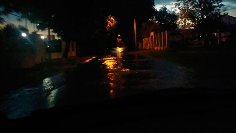 El agua no se va. Así estaba la calle a las 20 de este martes, casi cinco horas después de la lluvia.