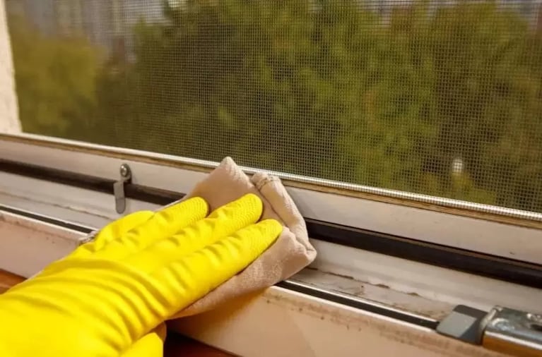 El agua oxigenada es la aliada inesperada para limpiar los rieles de las ventanas.
