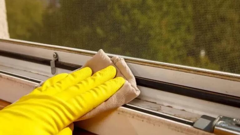 El agua oxigenada es la aliada inesperada para limpiar los rieles de las ventanas.