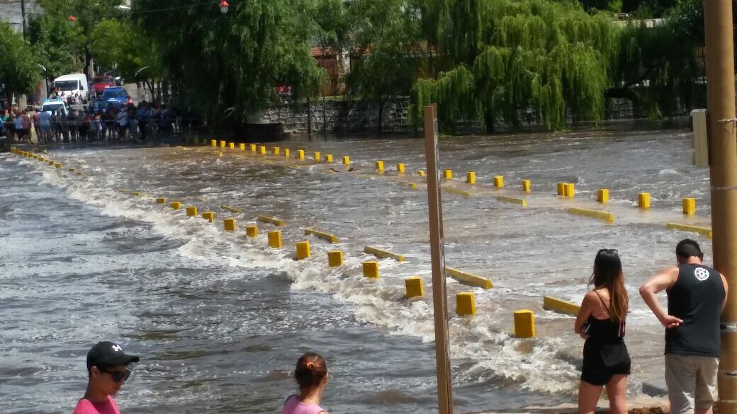 El agua pasó por arriba del puente en Mina Clavero.