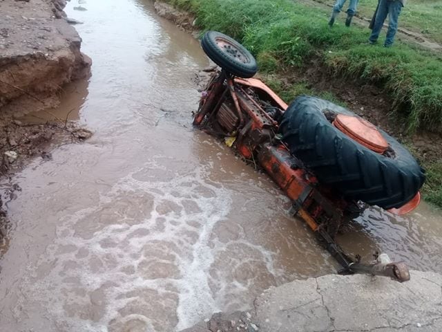 El agua que bajó de los campos tras la lluvia agravó la situación aún más.