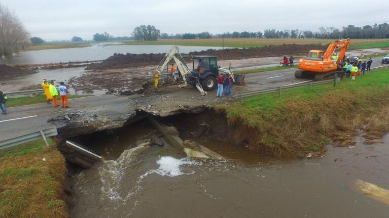 El agua rompió la ruta 8 a la altura del kilómetro 68. Foto: Agustín Beltrame