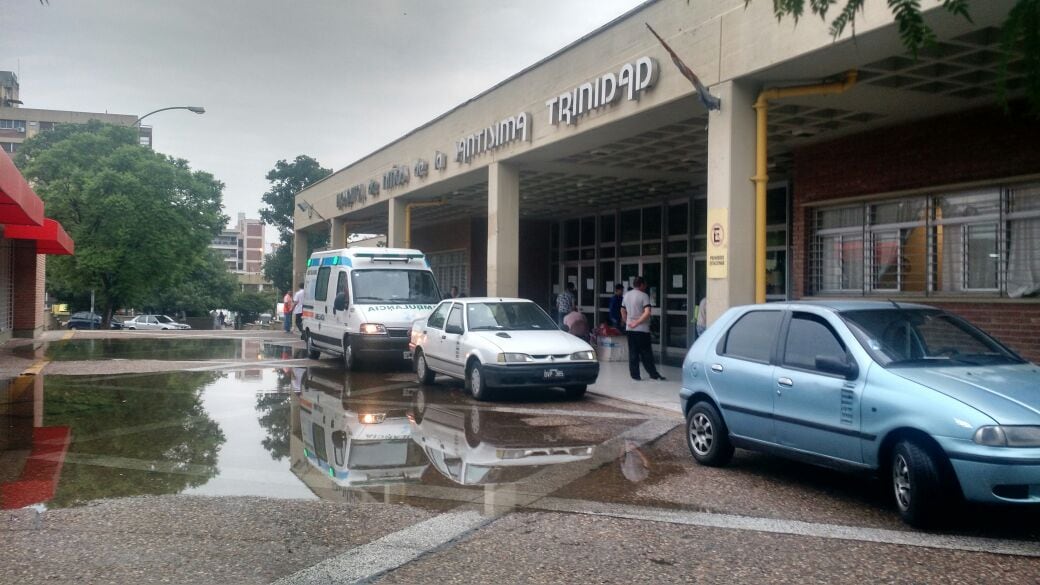 El agua se acumuló afuera y adentro del hospital. Fotos: Karina Vallori.