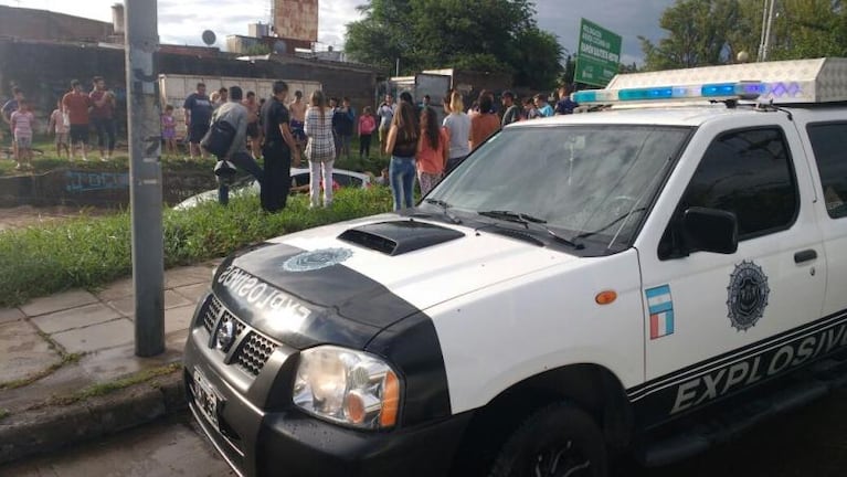 El agua se llevó su auto y la rescataron de milagro