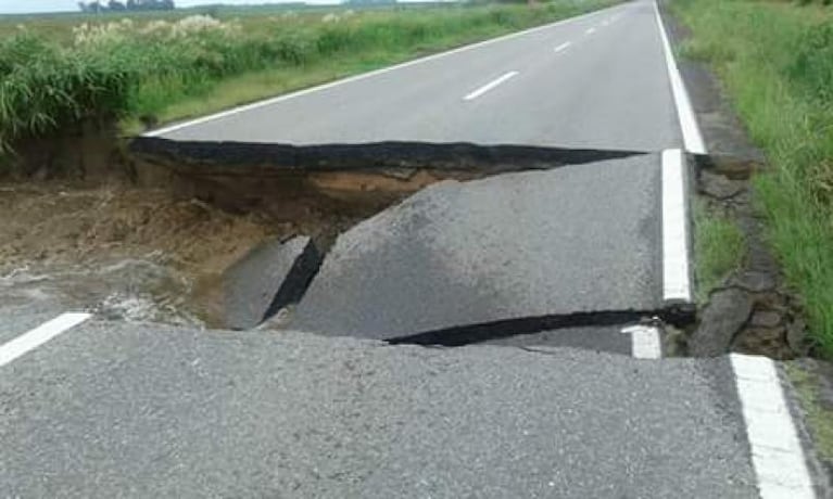 El agua se "tragó" parte de la ruta 158