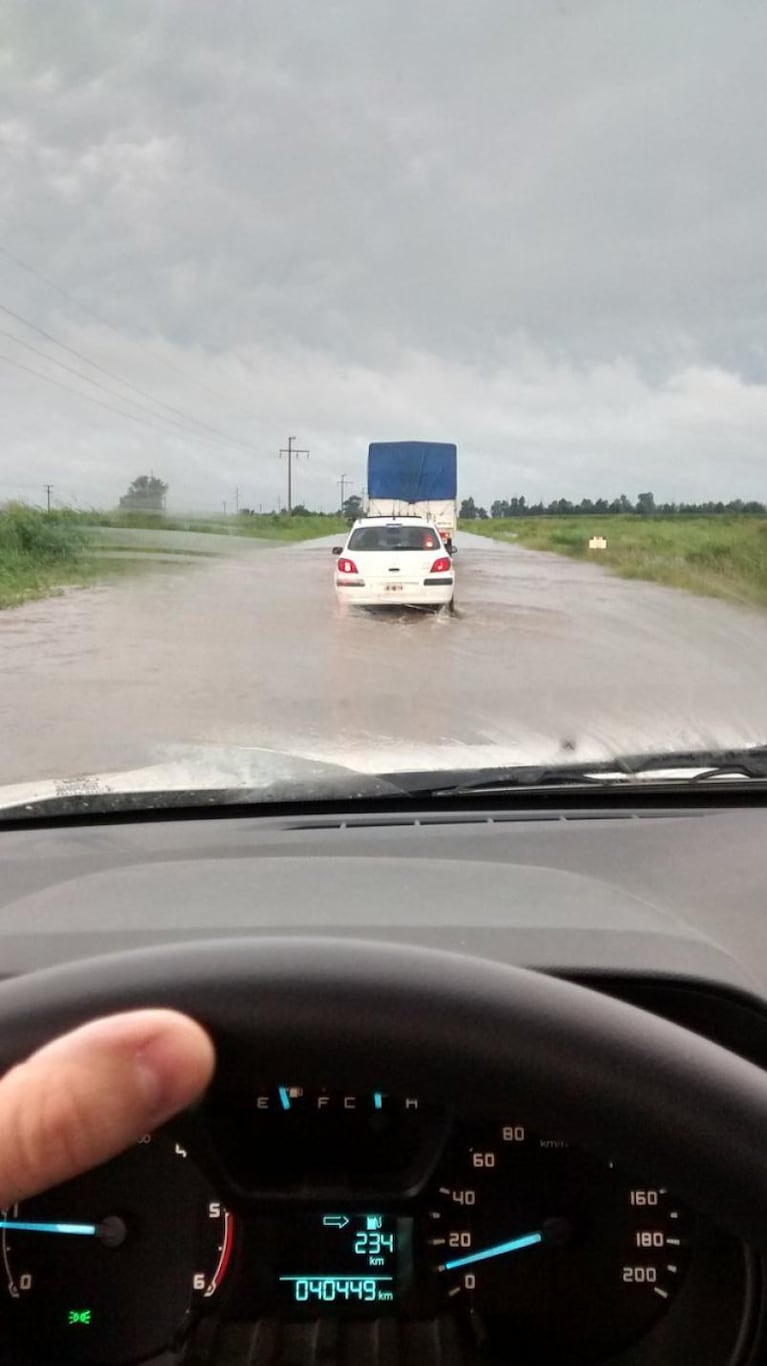 El agua se "tragó" parte de la ruta 158