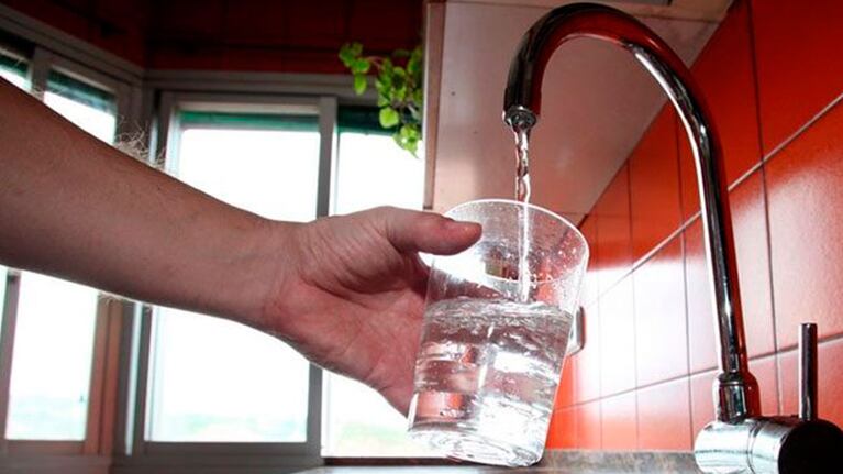 El agua turbia que no deja tranquilos a los vecinos de zona sur.