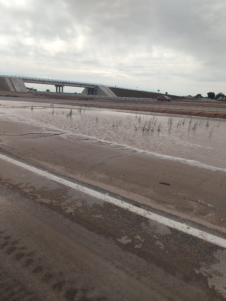 El agua y el barro causan problemas en los costados de la autopista.