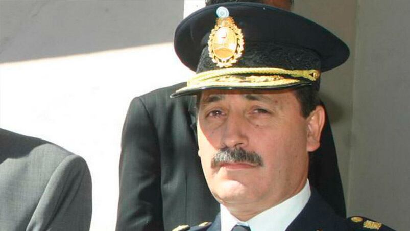 El ahora retirado comisario Frías, al borde del banquillo. 