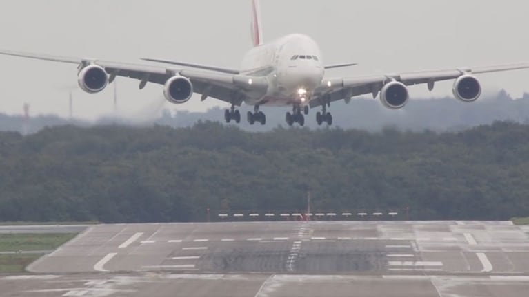 El Airbus A380 de Emirates aterrizando en el aeropuerto de Düsseldorf.