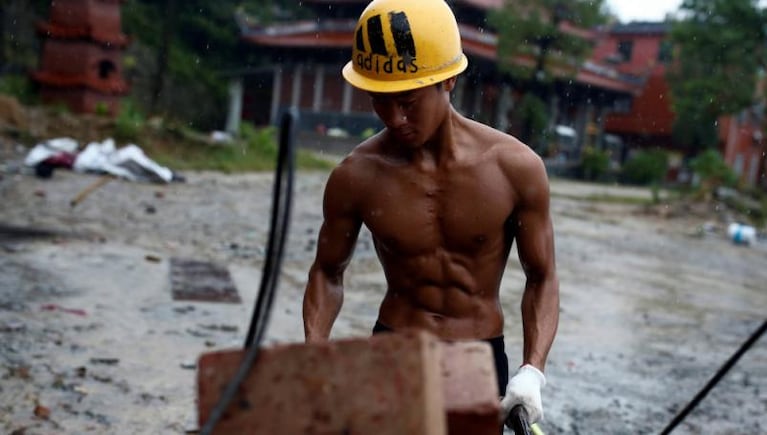 El albañil chino que hace fitness en las obras 