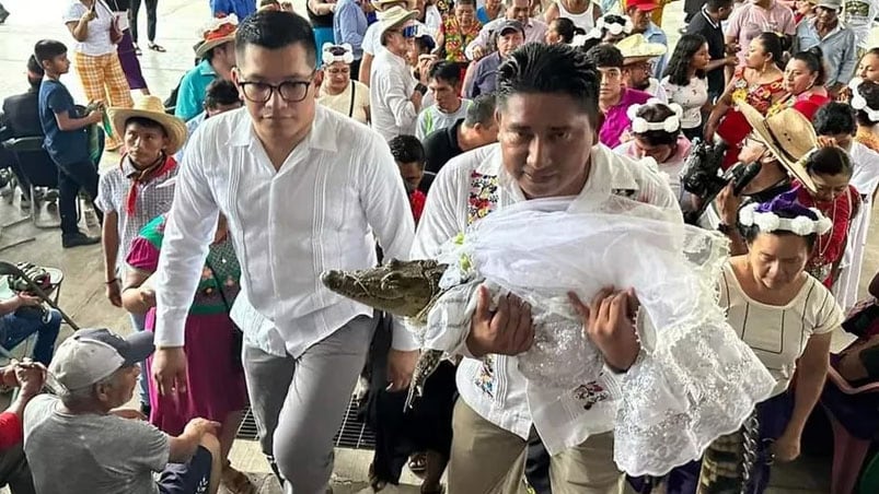 El alcalde junto a su novia princesa. 