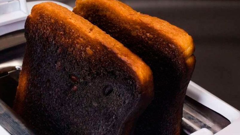 El almidón quemado produce la  acrilamida, sustencia potencialmente cancerígena.