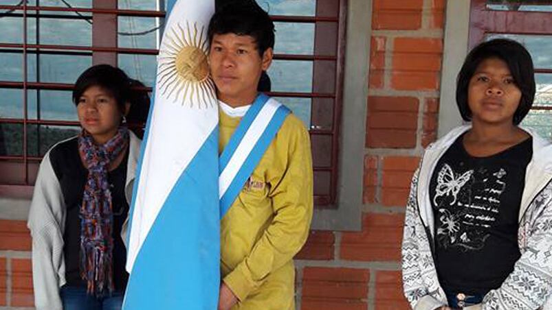 El alumno abanderado descalzo de la escuela 948 de Misiones.