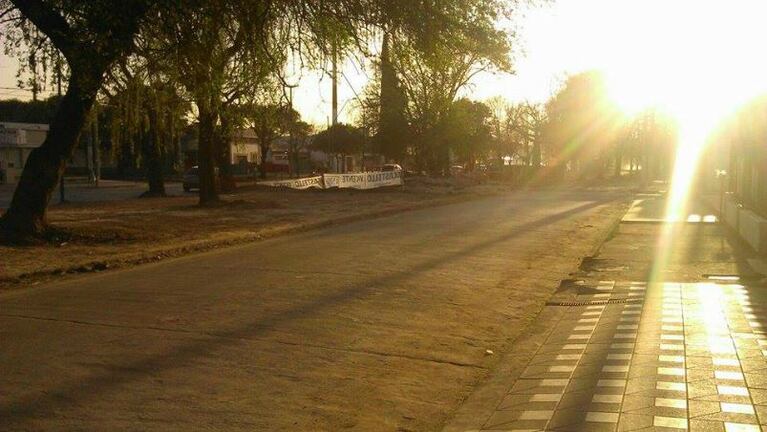 El amanecer empañado por la tierra y los puentes tapados.