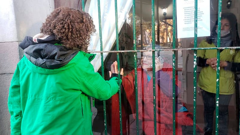 El amor incondicional de una nieta y su abuela en medio de la pandemia.