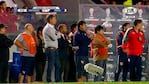 El "amuleto" del fútbol hizo "fuerza" de parado cerca del banco de suplentes.