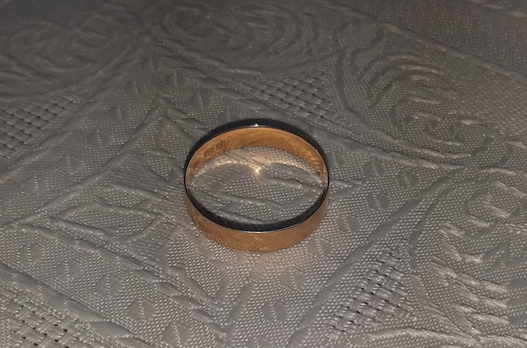 El anillo de oro tiene dos fechas grabadas en su interior.