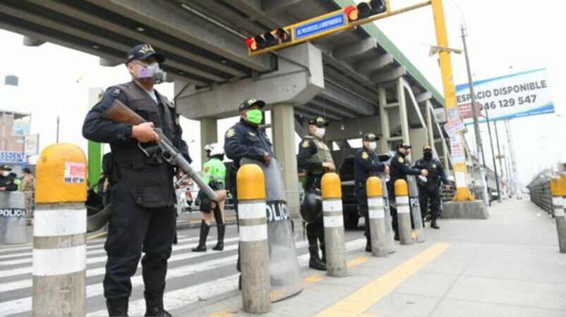 El anuncio del presidente peruano puso a las fuerzas de seguridad nuevamente al control del toque de queda. Foto: Andina.