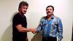 El apretón de manos cerró el trato cuando el "Chapo" Guzmán era el hombre más buscado del mundo. Foto: revista Rolling Stone.