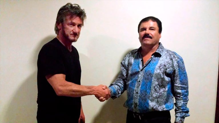 El apretón de manos cerró el trato cuando el "Chapo" Guzmán era el hombre más buscado del mundo. Foto: revista Rolling Stone.