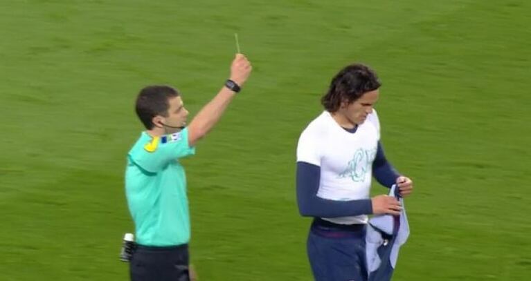 El árbitro amonestó a Cavani por homenajear al Chapecoense