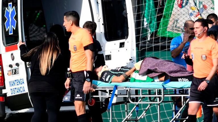 El árbitro no solo asistió al jugador sino que después acompañó a la familia en el hospital.