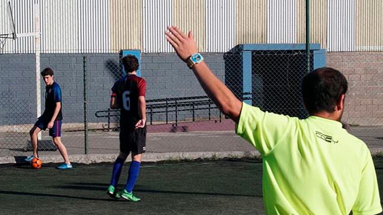 El árbitro sufrió golpes de jugadores descontentos con lo que cobró. (Foto ilustrativa)