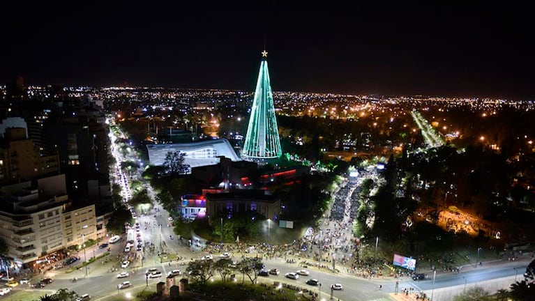 El árbol de Navidad de la ciudad, montado en el Faro del Bicentenario.