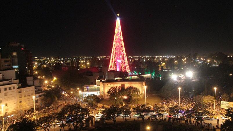 El árbol de Navidad de la ciudad, montado en el Faro del Bicentenario.