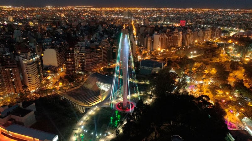 El árbol instalado en el Faro del Bicentenario es uno de los más grandes de Sudamérica. Foto: Gobierno de Córdoba.