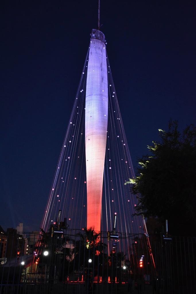 El árbol instalado en el Faro del Bicentenario es uno de los más grandes de Sudamérica. Foto: Maxi López / ElDoce.tv