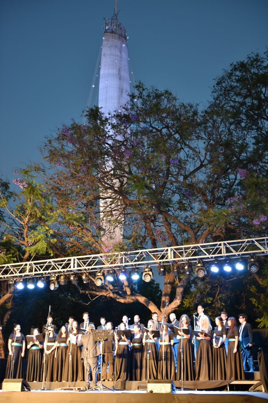 El árbol instalado en el Faro del Bicentenario es uno de los más grandes de Sudamérica. Foto: Maxi López / ElDoce.tv