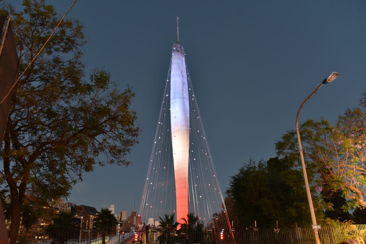 El árbol instalado en el Faro del Bicentenario es uno de los más grandes de Sudamérica. Foto: Maxi López / ElDoce.tv