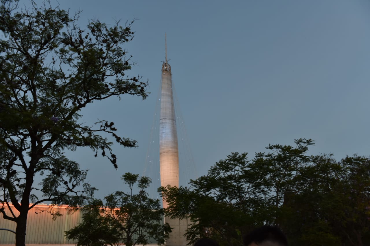 El árbol instalado en el Faro del Bicentenario es uno de los más grandes de Sudamérica. Foto: Maxi López / ElDoce.tv