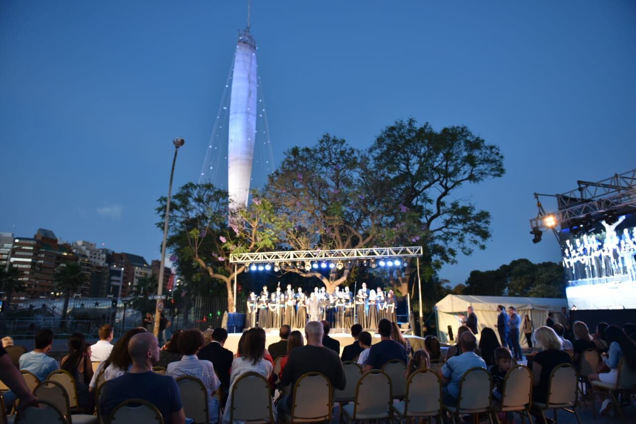 El árbol instalado en el Faro del Bicentenario es uno de los más grandes de Sudamérica. Foto: Maxi López / ElDoce.tv