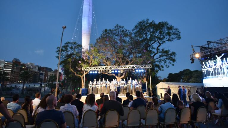 El árbol instalado en el Faro del Bicentenario es uno de los más grandes de Sudamérica. Foto: Maxi López / ElDoce.tv