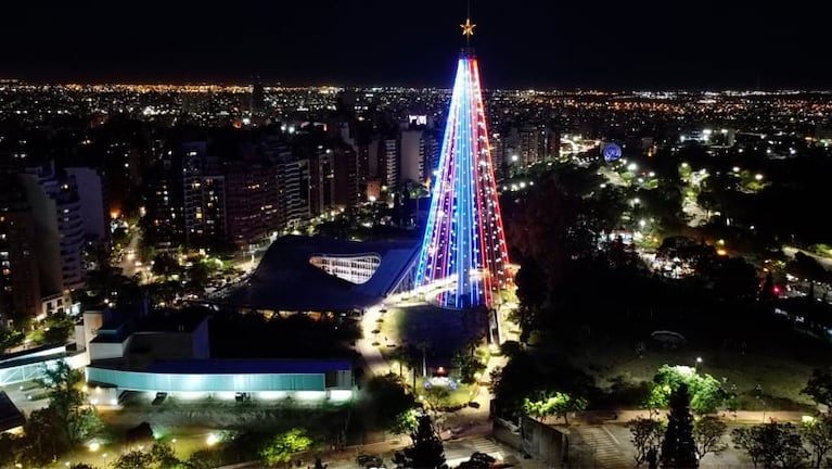 El árbol navideño de Córdoba es uno de los más grandes de Sudamérica.