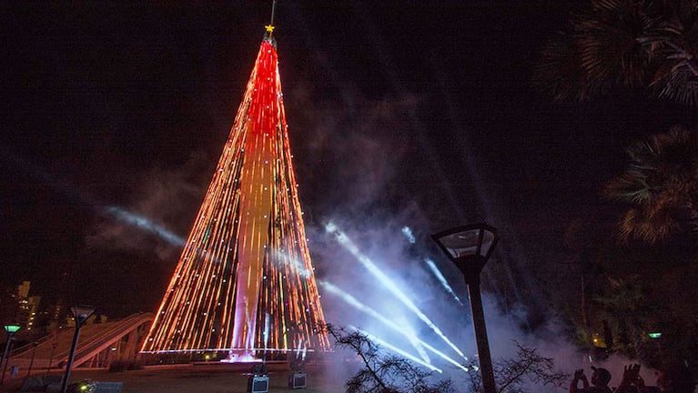 El árbol navideño se encenderá en el faro del Bicentenario.